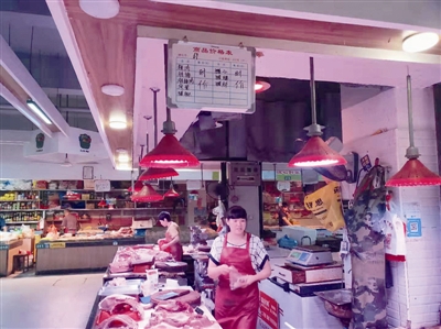 市区猪肉价格变动有点快 有商户干脆在价格表上标“时价”